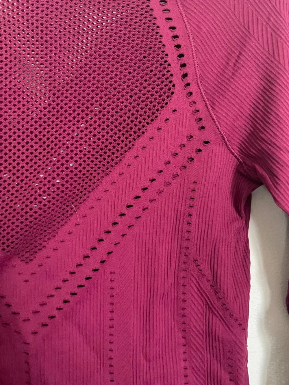 Athleta Medium Oxygen Long Sleeve Seamless Ribbed Mesh Activewear Top T10